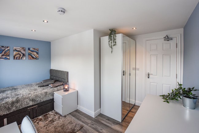 *** REDUCED Designer 6 Bed House Whitefield*** Main Photo