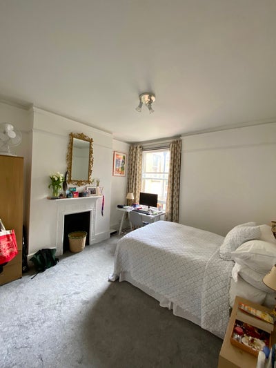 Spacious room in friendly all-female shared flat Main Photo