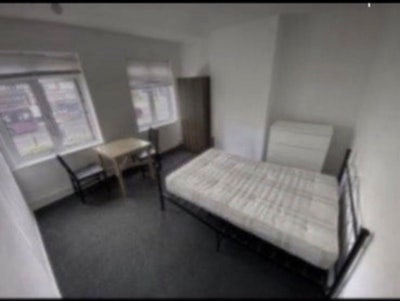 2 Double Rooms Available In Harringey N8 Main Photo