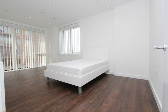 Modern room with balcony in Docklands E16 for 2 pp Main Photo