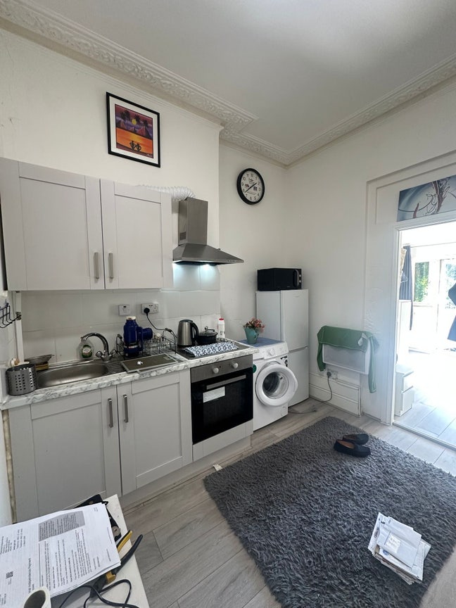 Beautiful spacious studio flat in NW10 Main Photo