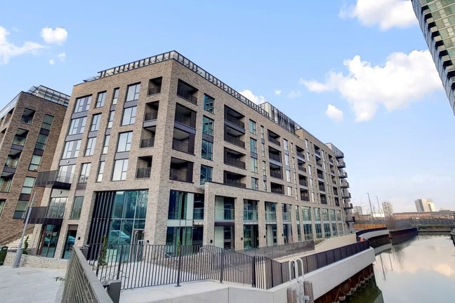 Modern Ensuite Room in 2-Bed Flat | &pound;1,150 pcm Main Photo