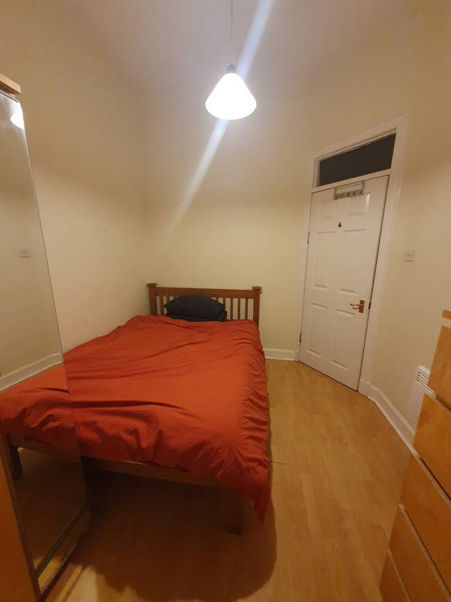 Medium room in Old Town flat with medium old guy Main Photo