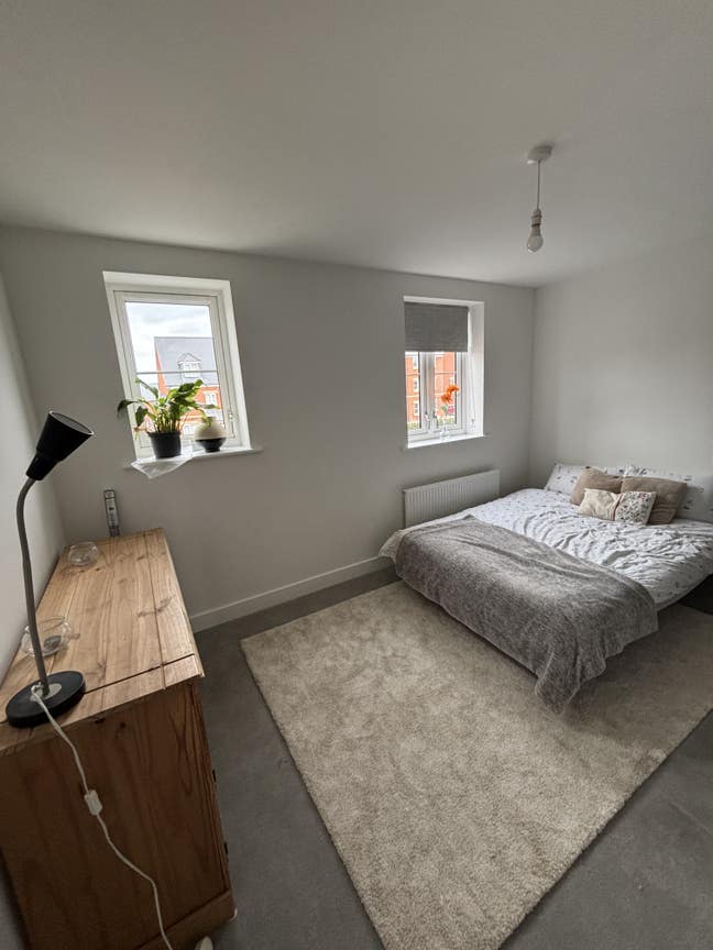 Spacious double room in modern friendly home Main Photo