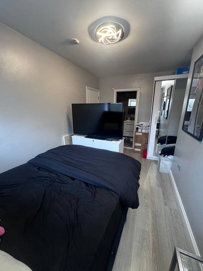 A double bedroom with ensuite bathroom.  Main Photo