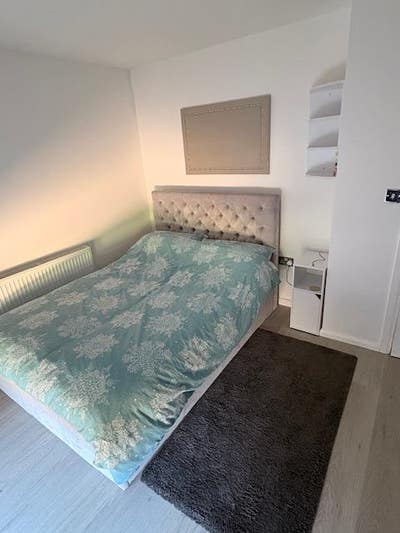 En-suite double room + friendly cat, IG8/&pound;990 Main Photo