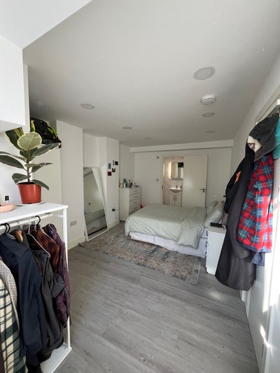 Large Couple’s room takeover + Ensuite  Main Photo