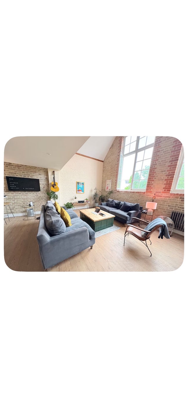 Huge room with small desk to write large novel. Main Photo