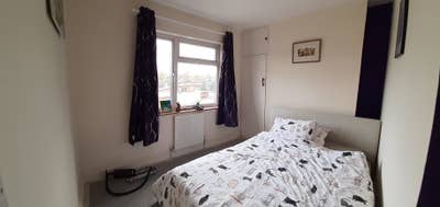 2 double rooms available in Esher flat Main Photo