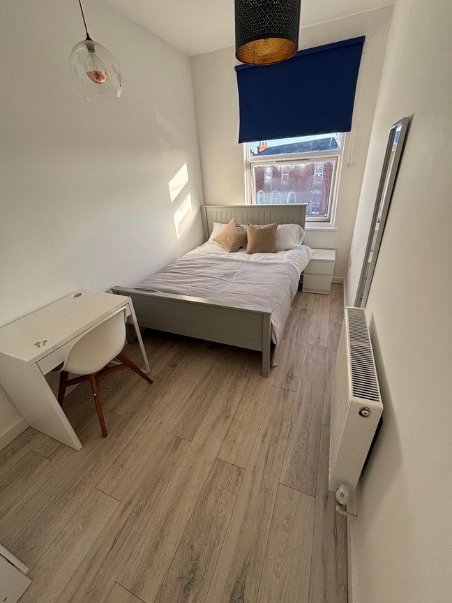 Refurbished Double Room in Lovely Shared House Main Photo