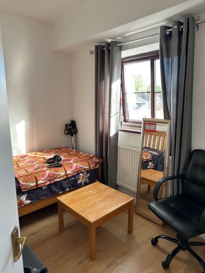 Room in an all girl house  Main Photo