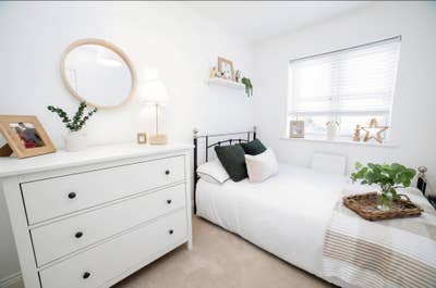 Double bedroom with access to bathroom and a Main Photo