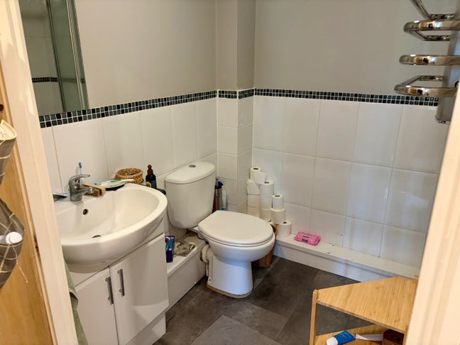 En-suite room in central flat overlooking park  Main Photo