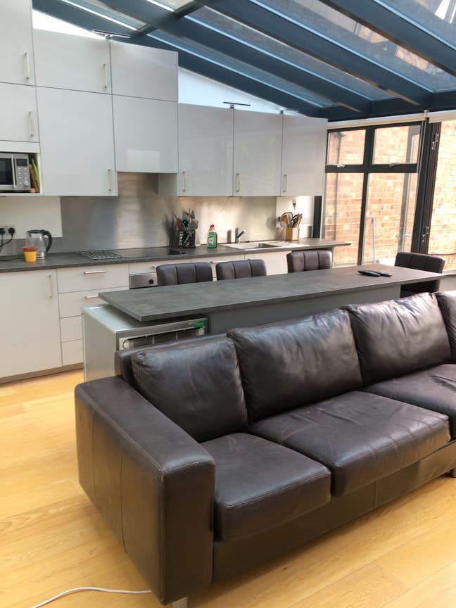 Small single room in great town centre location Main Photo