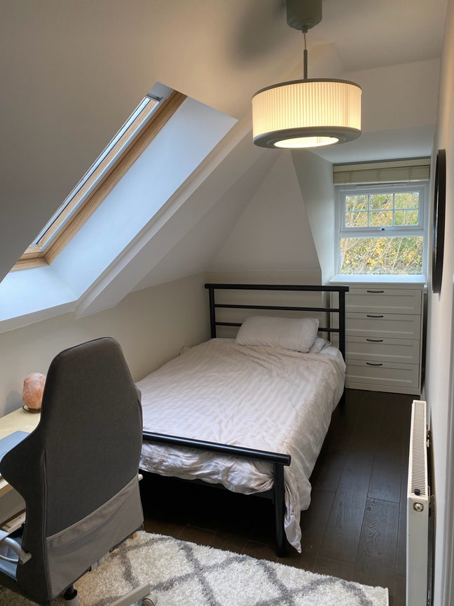 Double bedroom in newly decorated flat Main Photo