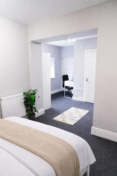 Large modern room in 'Friends' style home Main Photo