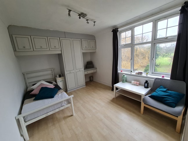 Large Single Room Available Main Photo