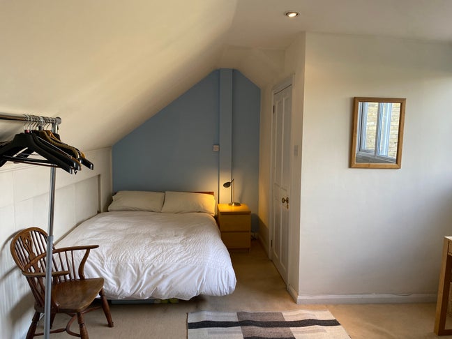 Large L-shaped secluded loft room for Mon-Fri Main Photo