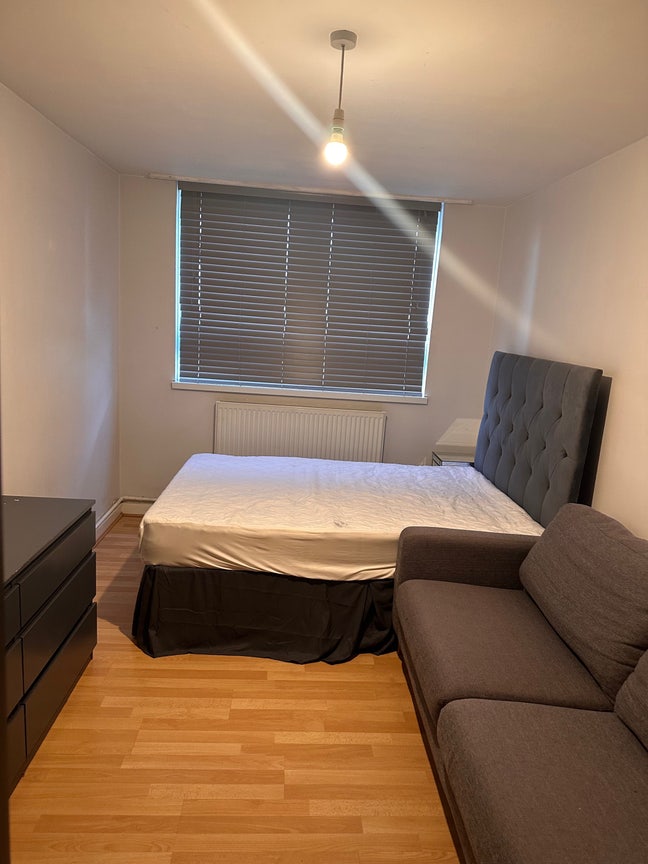  Double Room Available for Rent in East London Main Photo