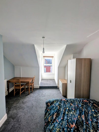 Spacious Double Room in Quiet Refurbished Home  Main Photo