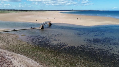 Bring your surfboard to this open and bright house Main Photo