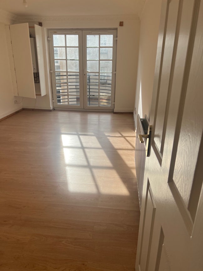 Whole flat or single room available  Main Photo