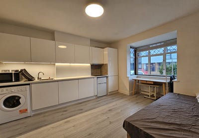 Self contained Studio (All Bills Inc.) New Malden Main Photo