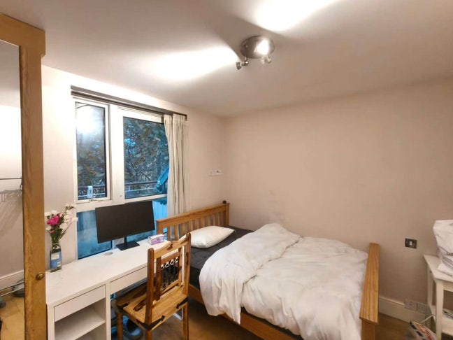 Bright Room with Private Balcony Main Photo