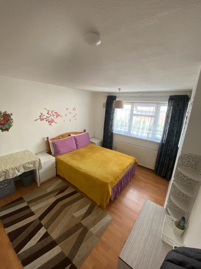 XL Kingsize Room| 1 min walk to Stratford Stn| Main Photo
