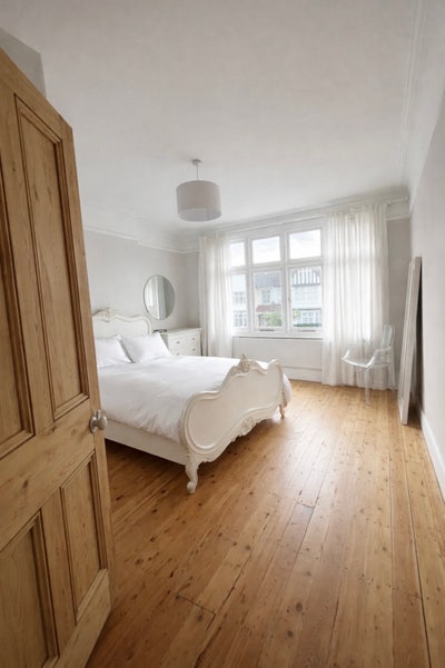 Bright comfortable room in friendly beautiful home Main Photo