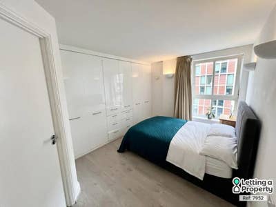 Spacious Double Room with Ensuite Near the City-E1 Main Photo