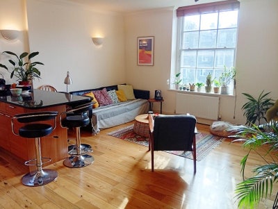 Spacious en-suite bedroom in homely flat Main Photo