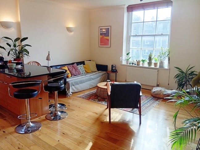 Spacious en-suite bedroom in homely flat Main Photo