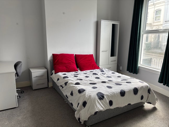 Rooms available now — all bills included Main Photo