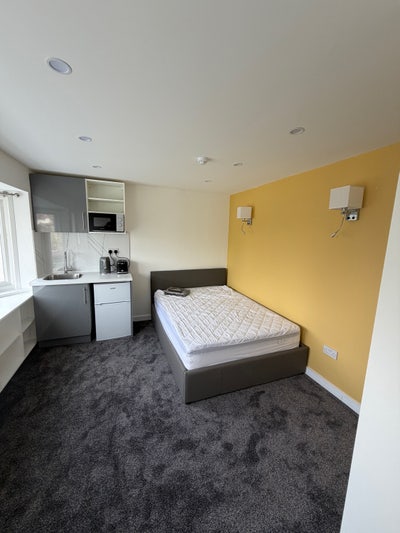 Brand new Ensuite with Self contained Kitchen  Main Photo