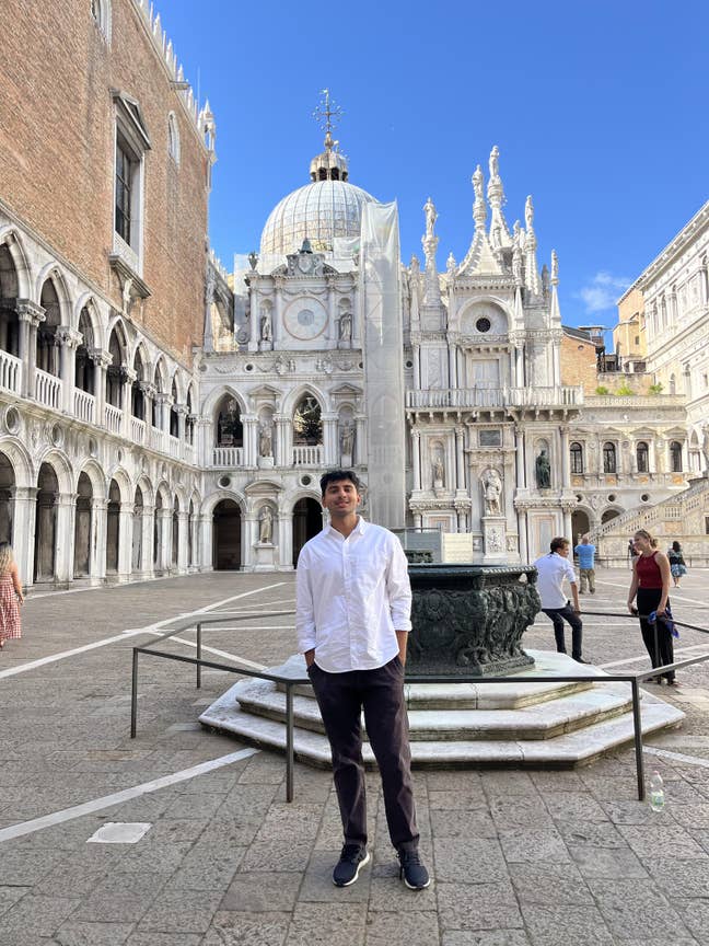 23M looking for a flatmate in Zone 1 Main Photo