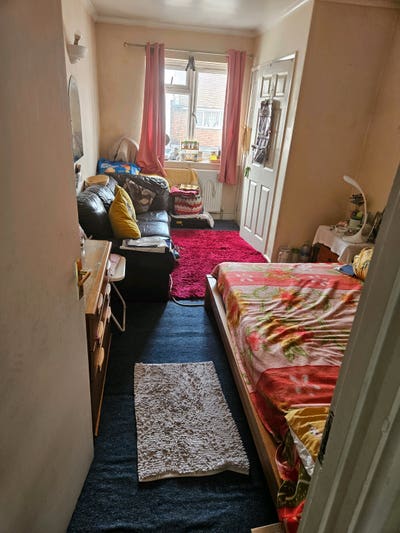 Double room on Frimley high street Main Photo