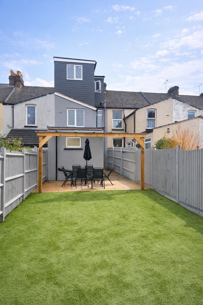 Luxurious house w/ Stunning Double rooms!  Main Photo