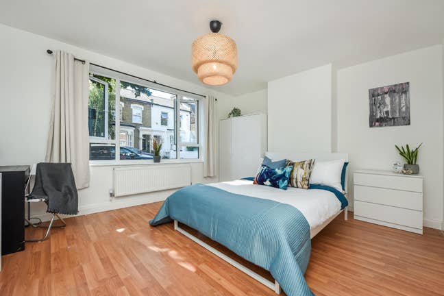 Graceful Double Room in a Superb Flat Main Photo