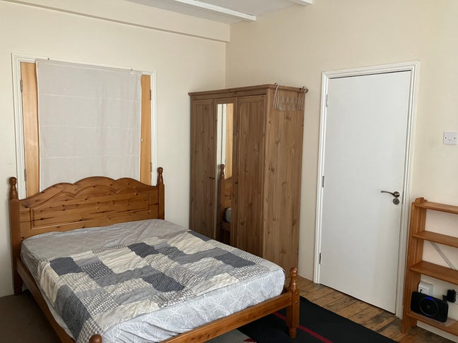 Bright, Spacious Dble bedroom in 3-bed hse sharing Main Photo