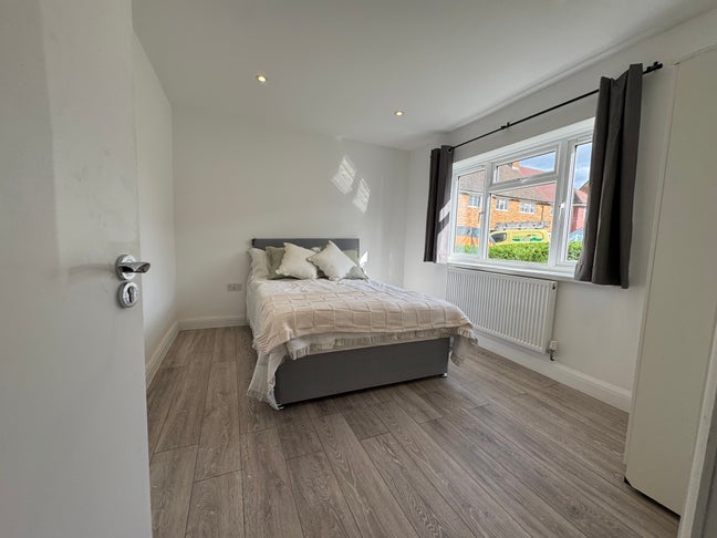 Newly Decorated Double Room Available to Rent Main Photo