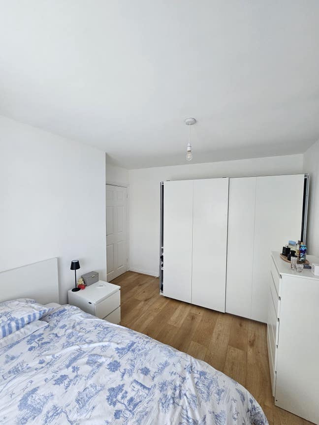 Furnished, modern double room-bills included! Main Photo