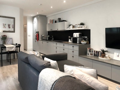 Lovely 3 bed flat, 7 mins walk to Tooting Bec Tube Main Photo