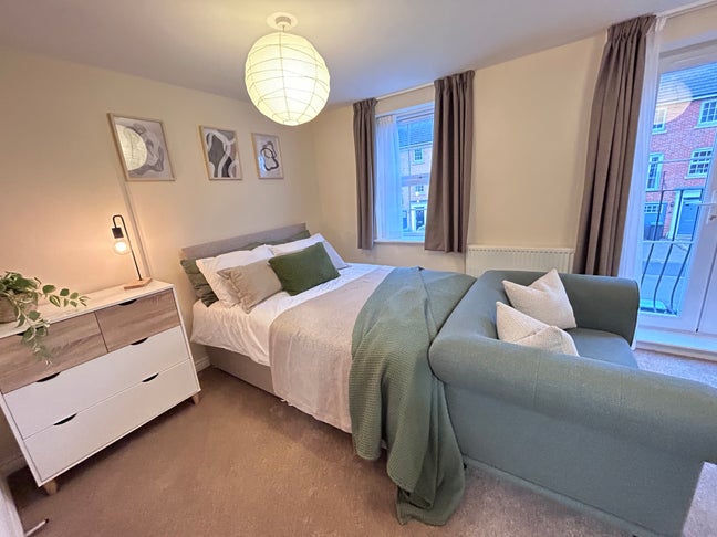 Large Ensuite Room Available - Wharton Crescent Main Photo