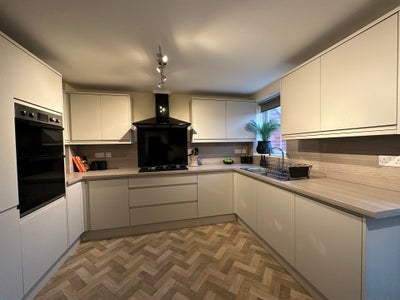 Ensuite Room Available - Wharton Crescent Main Photo
