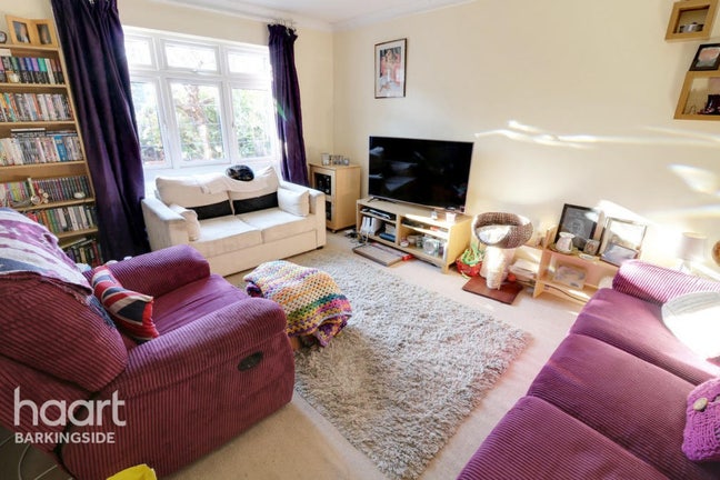 Affordable & Spacious Room Available in Gants Hill Main Photo