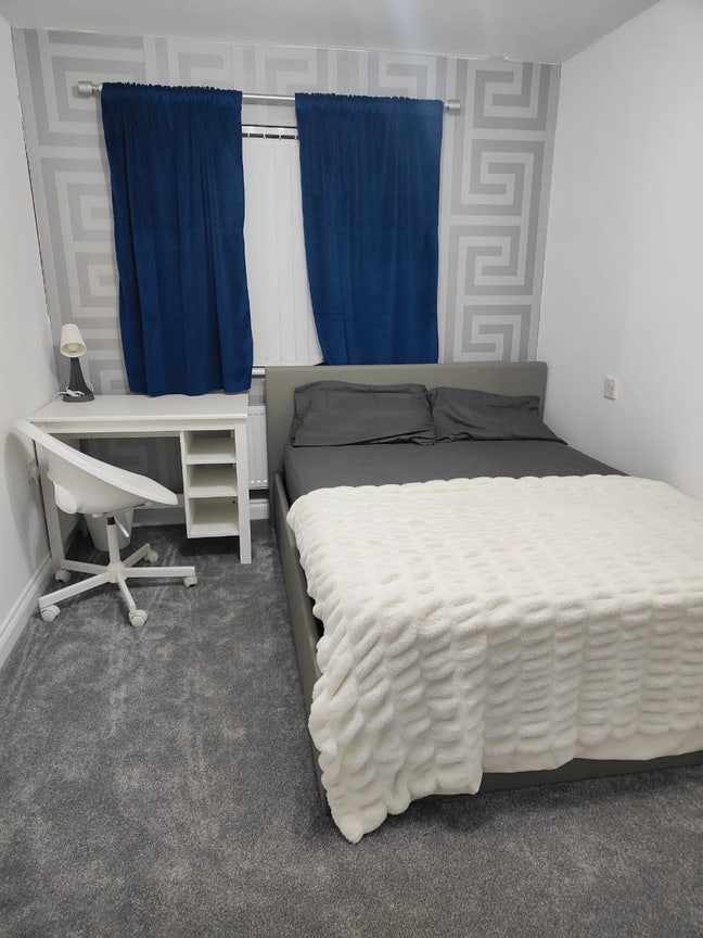 Room available now for &pound;400 all billed including  Main Photo