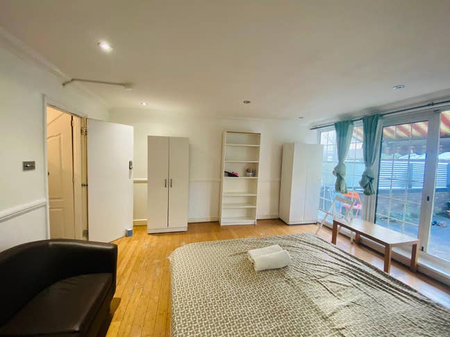 Large Room with Private Garden Access Main Photo