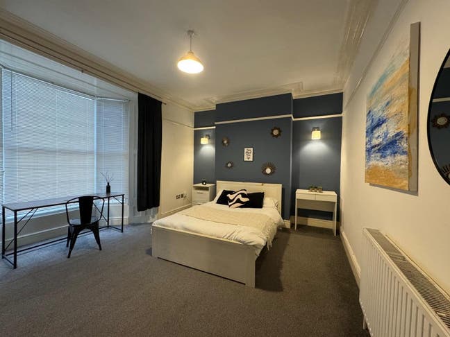 Spacious Room in Central Location  Main Photo