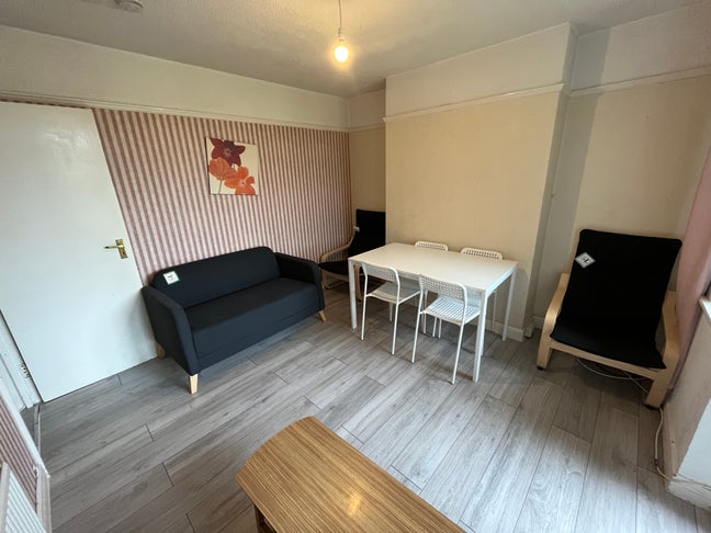 Good deal/Spacious double rooms Main Photo